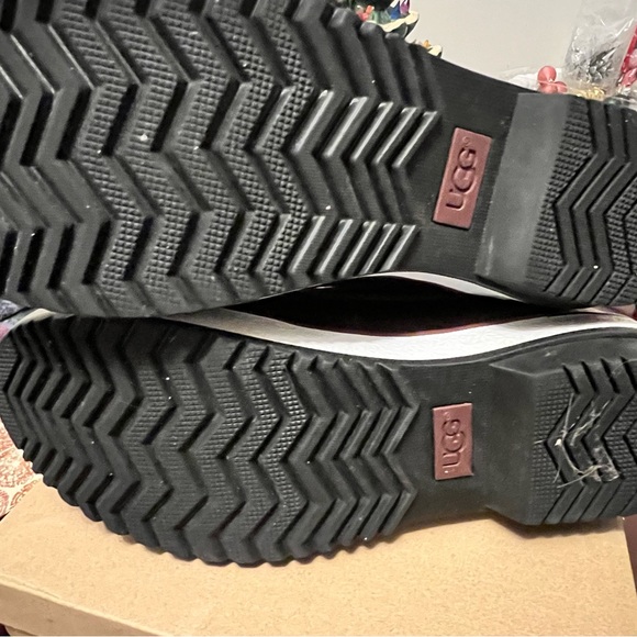 UGG Marais Waterproof Wool-Lined Boots - Like New - Picture 6 of 6